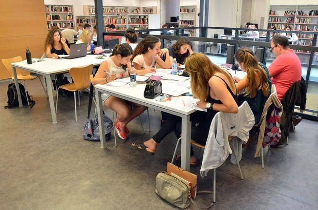 ESTUDIANTES BACHILLERATO PREPARANDO LA PAU