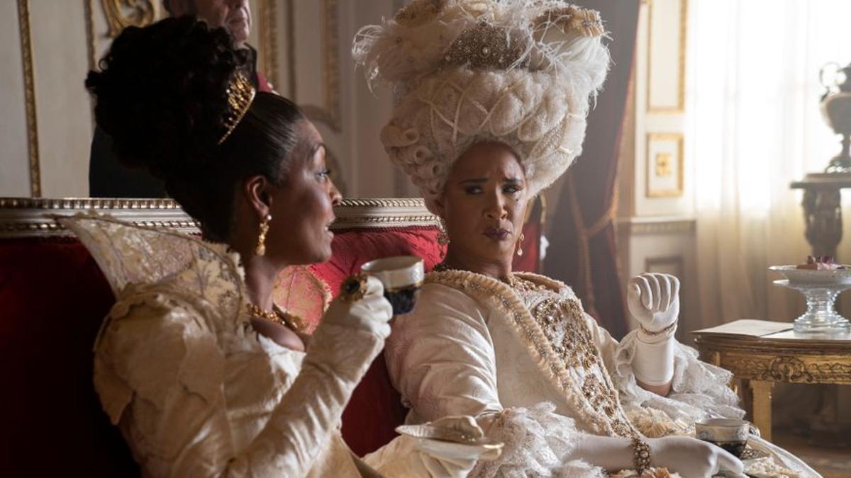 Lady Danbury (Adjoa Andoh) y la reina Charlotte (Golda Rosheuvel), en la segunda temporada de 'Los Bridgerton'.