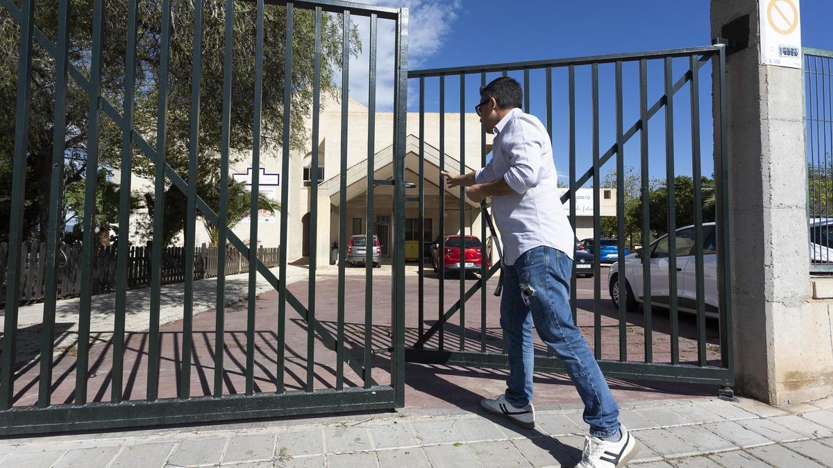 Un profesor abre un colegio en Alicante ante la falta de conserje.