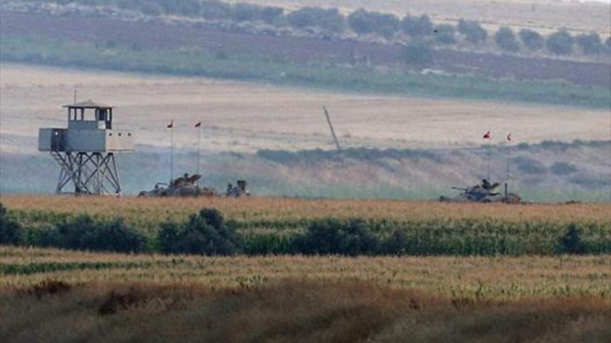 Tanques del Ejército turco toman posiciones en las cercanías de Kilis, una localidad situada junto a la frontera con Siria, el jueves.