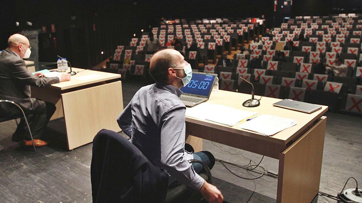 El alcalde Gonzalo Pérez Jácome, en un pleno en el Auditorio Municipal a causa del COVID. |   // I.OSORIO