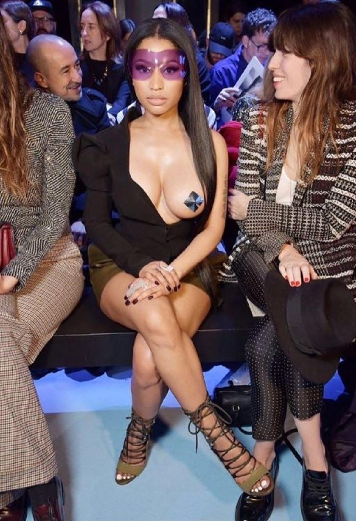 Nicki Minaj pecho al aire semana de la moda de Paris