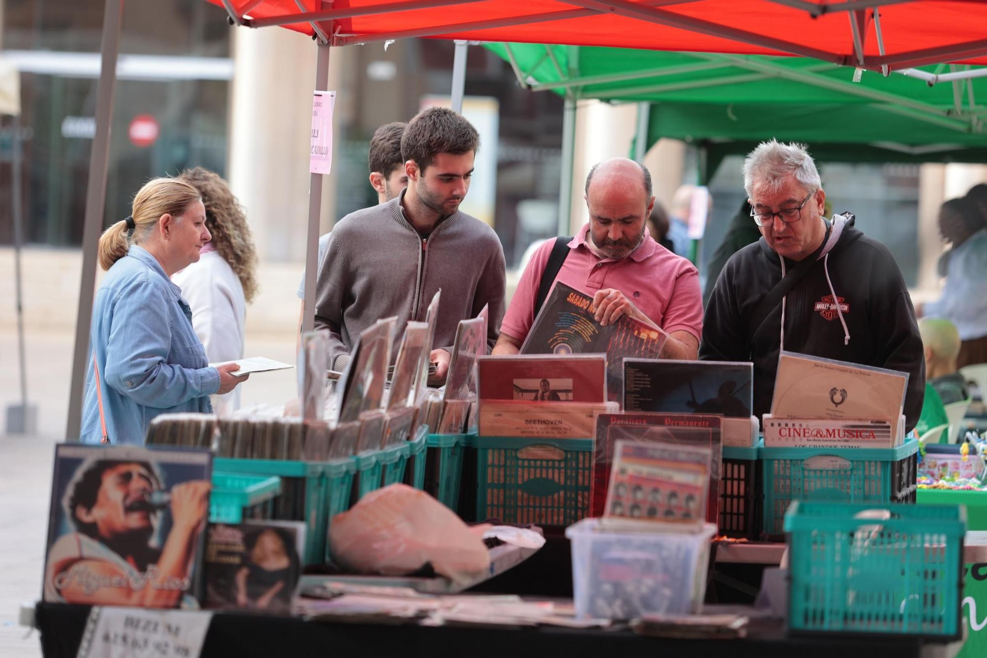 Las fotos de la primera jornada de la Fira del Llibre de Vila-real