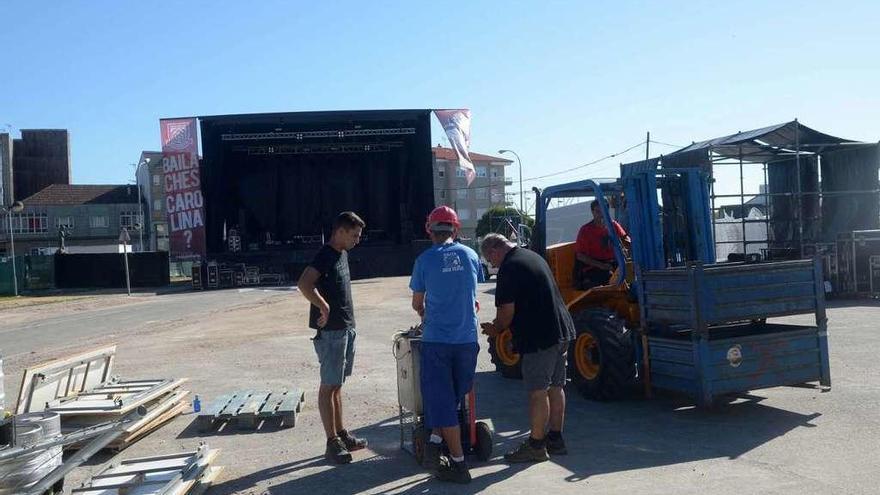 Los preparativos para el festival de As Revenidas, ayer. // Noé parga