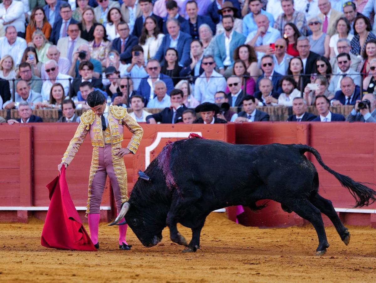 Pablo Aguado da un derechazo.