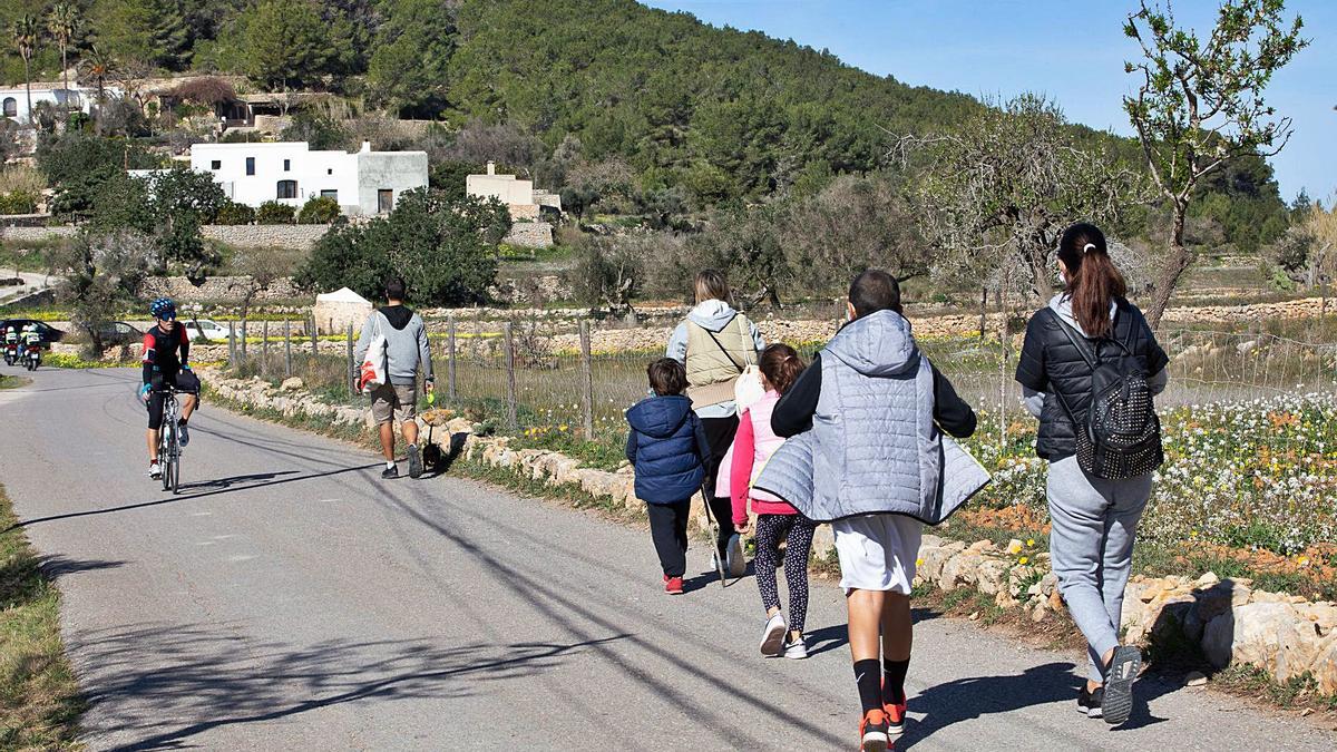  Los paseantes y los ciclistas aprovechan el camino que circunda el Pla de Corona para contemplar el paisaje.