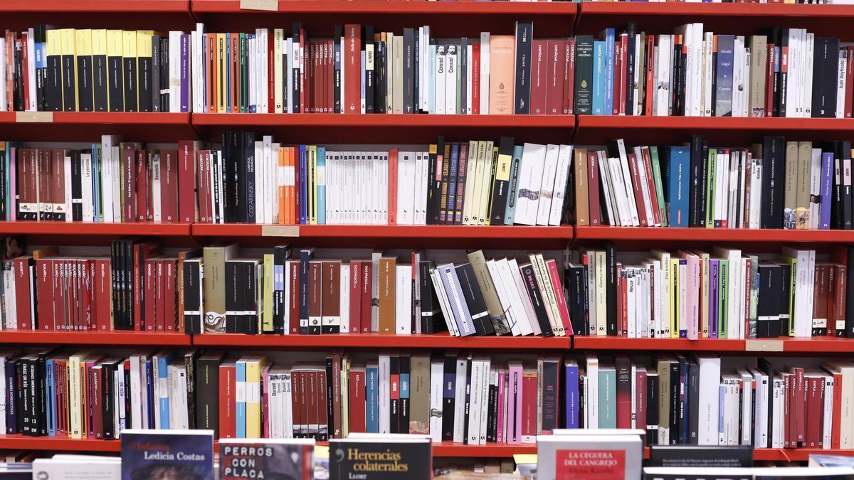 Libros expuestos en las estanterías de una librería para su venta.