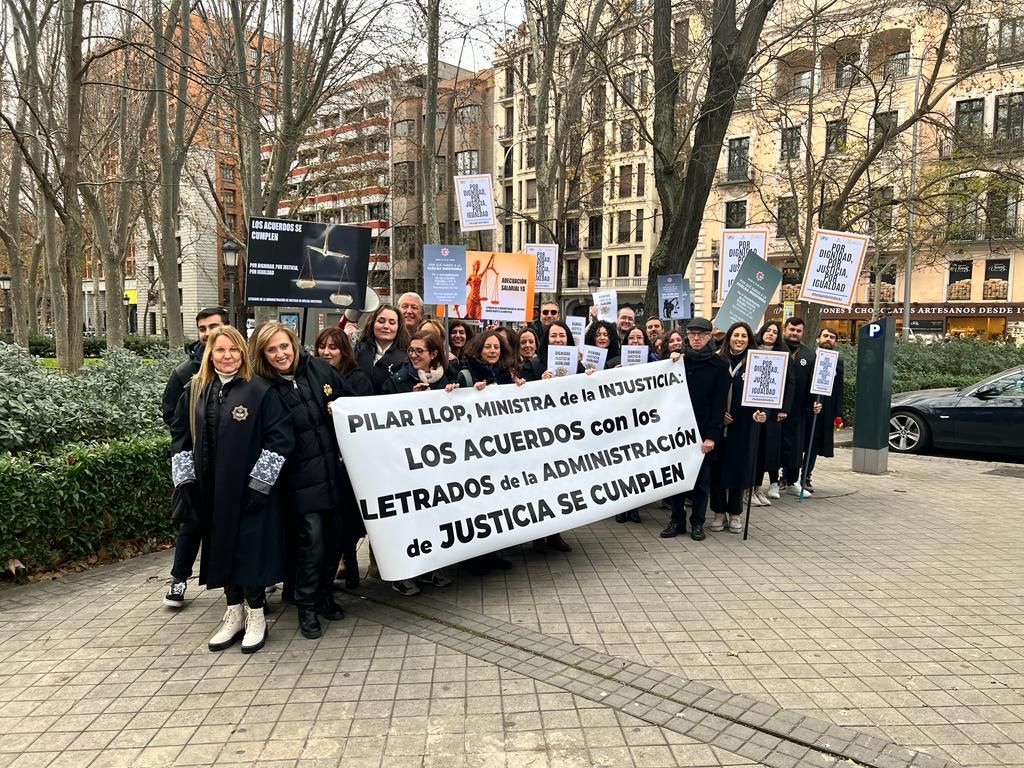 Secretarios judiciales de la Región protestan en Madrid