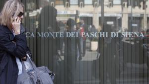 Una mujer pasa ante una oficina del banco Monte Dei Paschi Di Siena en Roma. 