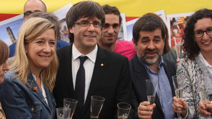 Carles Puigdemont, fent un brindis amb la presidenta del Parlament, Carme Forcadell, la secretària general d&#039;ERC, Marta Rovira, i el president de l&#039;ANC, Jordi Sánchez.