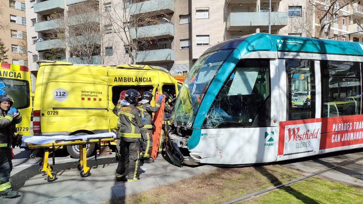 Els equips d'emergències treballant a la zona del xoc entre el tramvia i l'ambulància, a tocar de Glòries