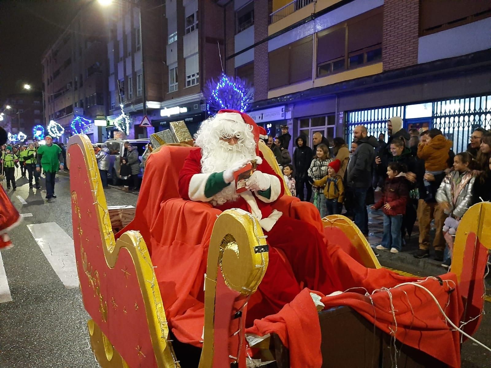 La visita de Papá Noel a El Berrón, en imágenes