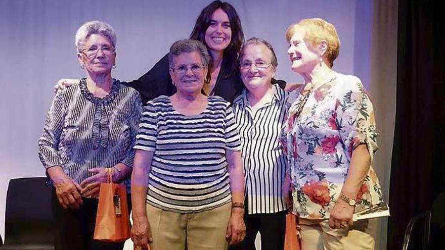 María Corral, Carmen Íñiguez, Milagros Quintela, Lola Iglesias y, detrás, Marina Chiavegatto.