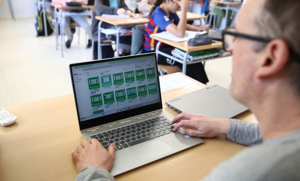 Un profesor, durante una clase en un instituto de Barcelona. Un profesor, durante una clase en un instituto de Barcelona.