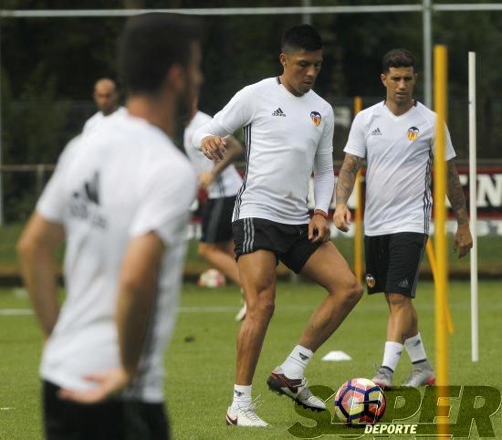 La plantilla entrena bajo la lluvia con el 'shock'