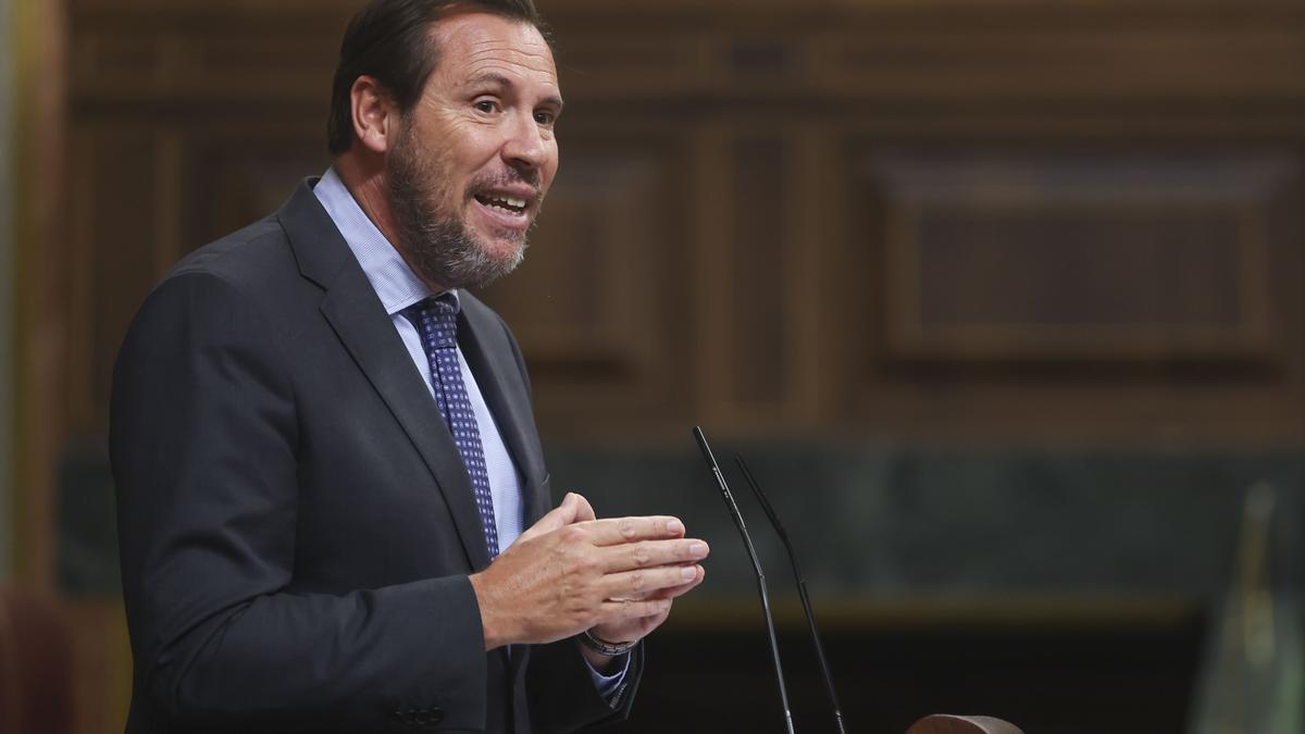 El ministro de Transportes, Óscar Puente, interviene durante la sesión de Control al Gobierno, este miércoles en el pleno del Congreso,