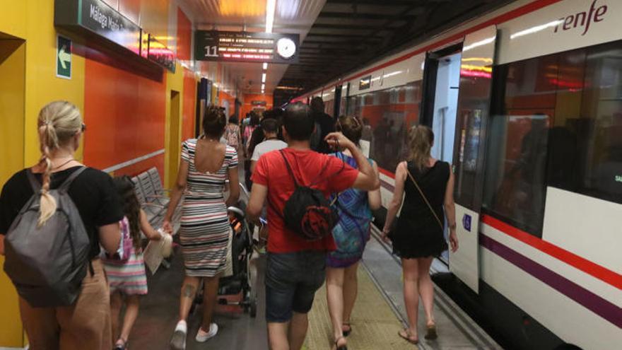 El Cercanías en la parada de la Estación María Zambrano - Vialia.