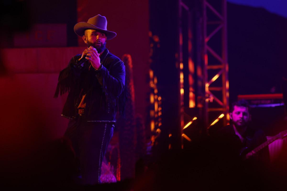 El cantante mexicano Carín León durante su actuación en la gala anual de los Latin Grammy, celebrada este jueves en Sevilla.