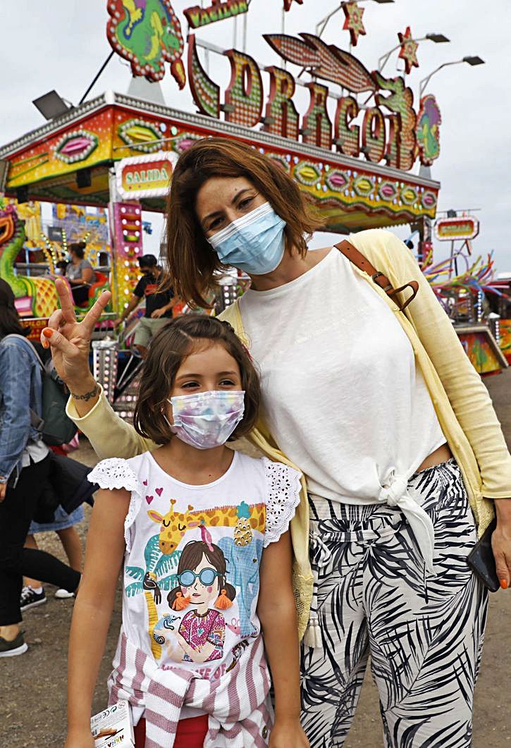 Vanessa García y su hija Teba Blanco, frente al “Dragón vacilón”.