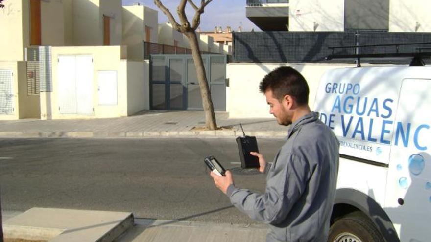 Un empleado de AVSA realiza la telelectura