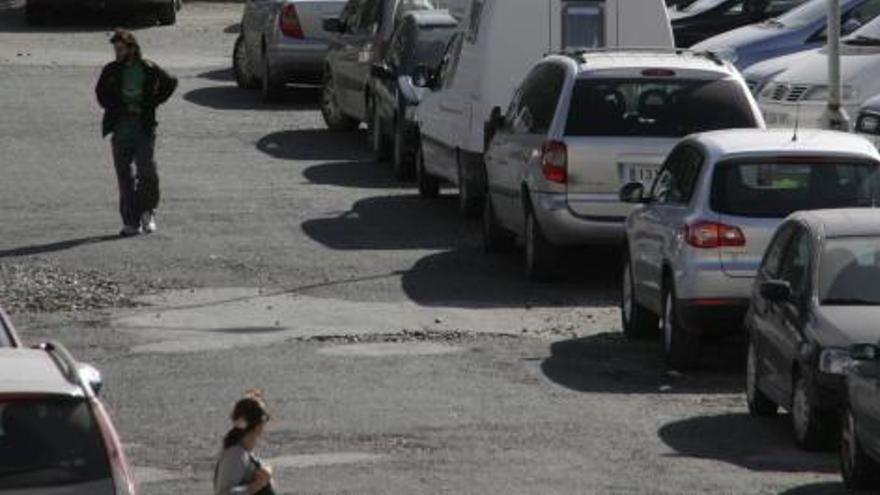 Una joven observa a uno de los &#039;gorrillas&#039; que se instalan en el entorno de la Casa del Mar.