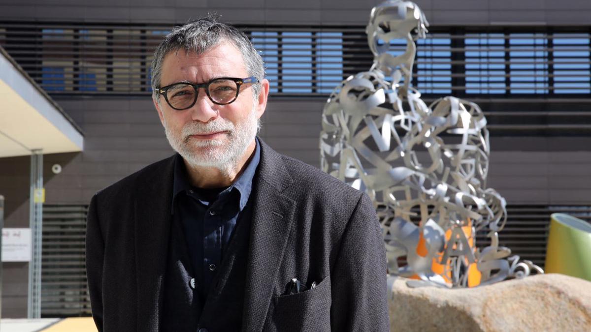 Jaume Plena con la escultura `Ànima¿ en la entrada del Hospital Sant Joan de Déu.