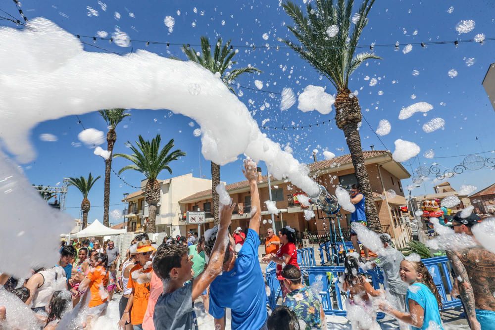 Centenares de personas llenan la Plaza de España para dar inicio a los festejos patronales en honor a la Virgen del Carmen.