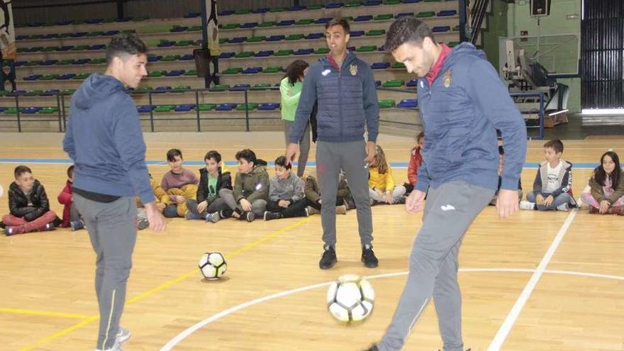 Bustos, Romay y Churre (de izquierda a derecha) visitaron ayer el colegio O Sequelo de Marín. // Santos Álvarez