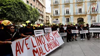 Los bomberos rechazan la última oferta y preparan un agosto de protestas contra Mompó