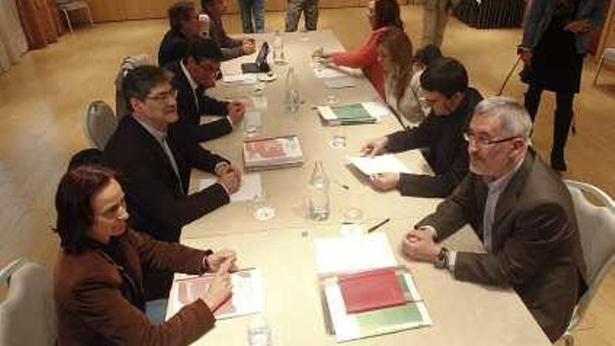 El pasado lunes se reunieron por primera vez las delegaciones de PSOE e IU para negociar.