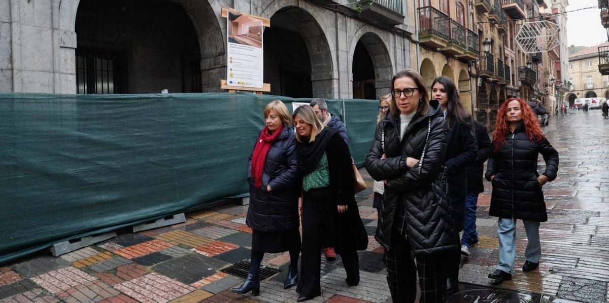 Visita accidental A las obras del nuevo conservatorio. El paseo por la Ferrería de Mariví Monteserín y Gimena Llamedo con los concejales Manuel Campa, Raquel Ruiz, David García y Ana Solís sirvió para conocer el desarrollo de las obras del nuevo conservatorio. | Mara Villamuza