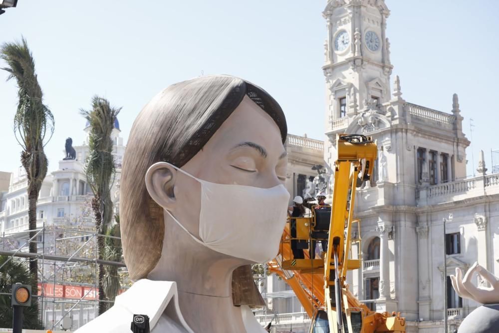 Colocan una mascarilla a la figura de la falla municipal