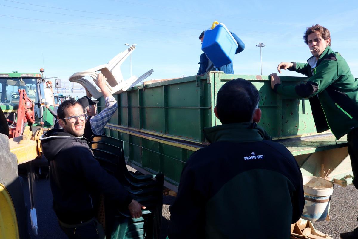 Los agricultores desbloquean los accesos al puerto de Tarragona