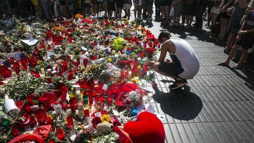 Ofrendas en la Rambla de Barcelona, tras el atentado del 17-A
