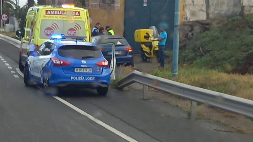 Un motorista choca contra un coche en Telde