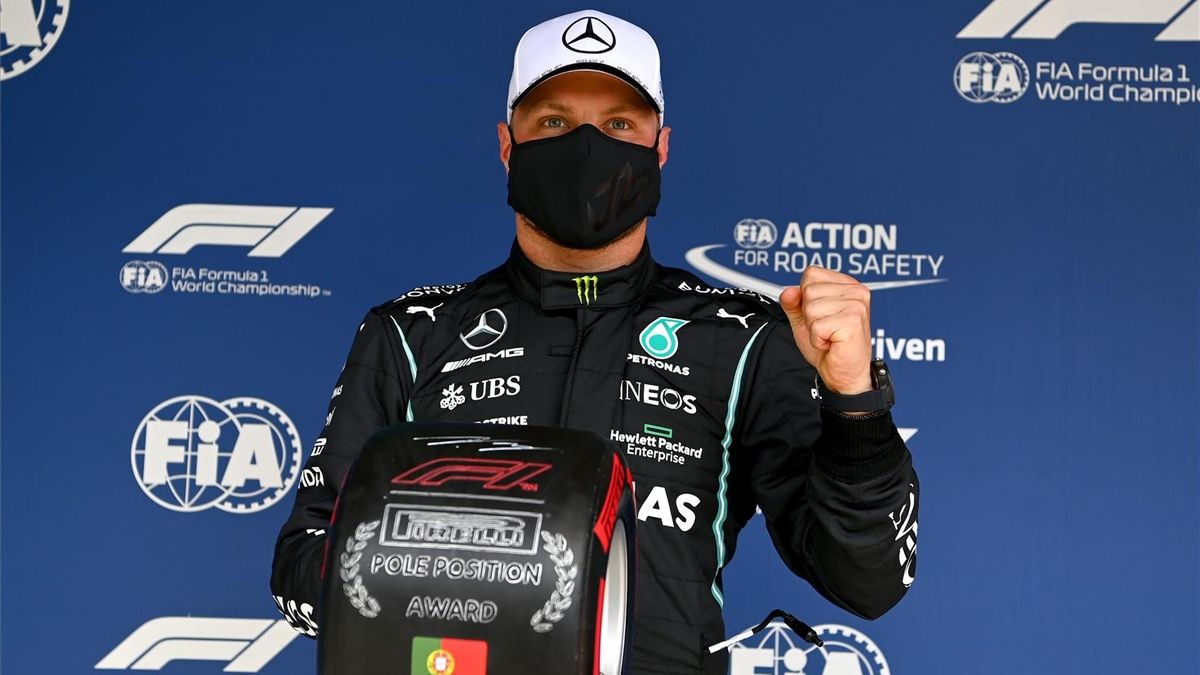 Bottas, con el trofeo de la 'pole position' de Portimao.