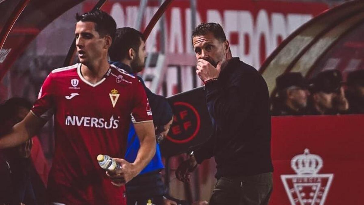 El técnico del Murcia, Curro Torres, dialoga con su segundo en el banquillo este miércoles, durante el Real Murcia 1-1 Marbella.