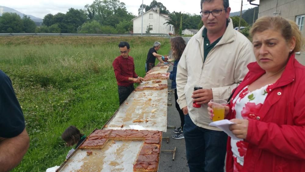 La fiesta de la localidad de Valga cumple 24 años y vuelve a servir una empanada de varios metros de longitud y diferentes sabores