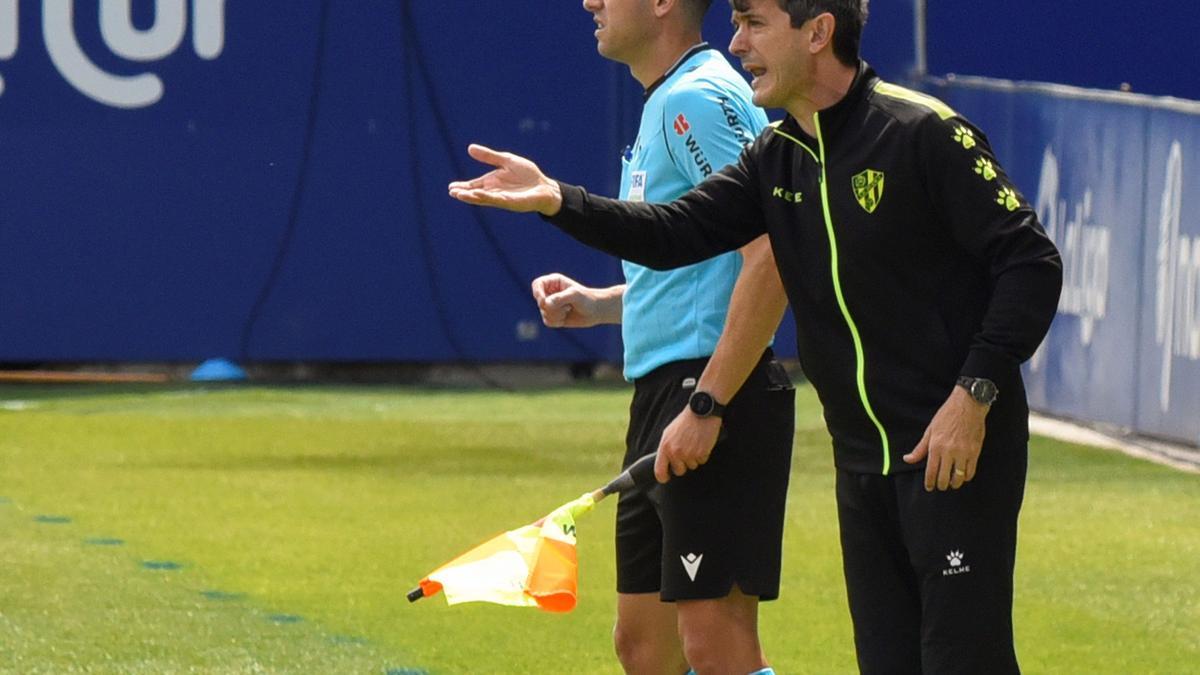 Pacheta da instrucciones desde la banda durante un partido.