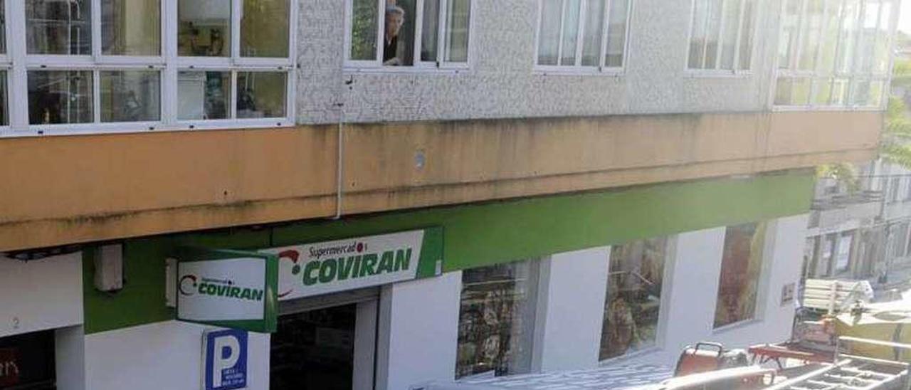 Bomberos sofocan un incendio en un piso en Vilagarcía. // Noé Parga