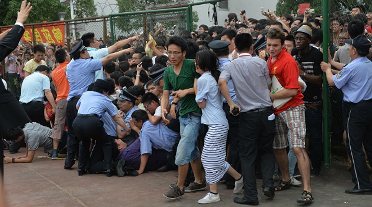L’incident s’ha produït durant la visita de l’exfutbolista anglès en l’obertura de l’entrada al camp de futbol de la Universitat de Tongji, a Xangai