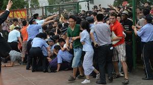 L’incident s’ha produït durant la visita de l’exfutbolista anglès en l’obertura de l’entrada al camp de futbol de la Universitat de Tongji, a Xangai