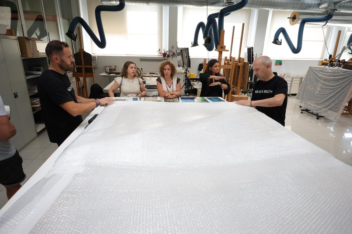 El cuadro embalado de Felipe V, en el Institut Valencià de Restauració, antes de partir hacia Xàtiva.