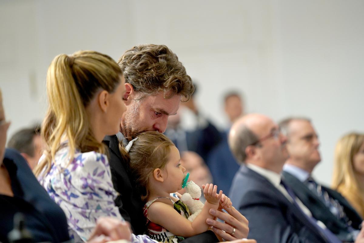 Pau Gasol, junto a su mujer y su hija, en el acto del pasado verano en el que recibió la Real orden del Mérito Deportivo en La Moncloa de manos de Pedro Sánchez