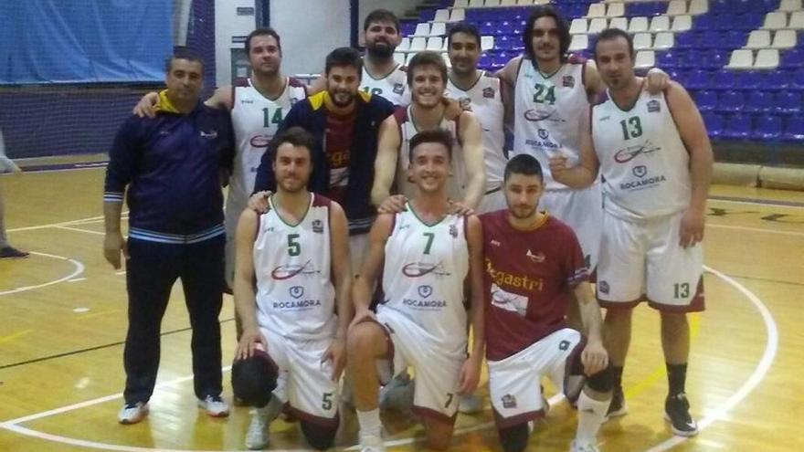 Rafa Jordá, con el 7 agachado en el centro, en el partido que jugó el Cehegín en Cartagena.