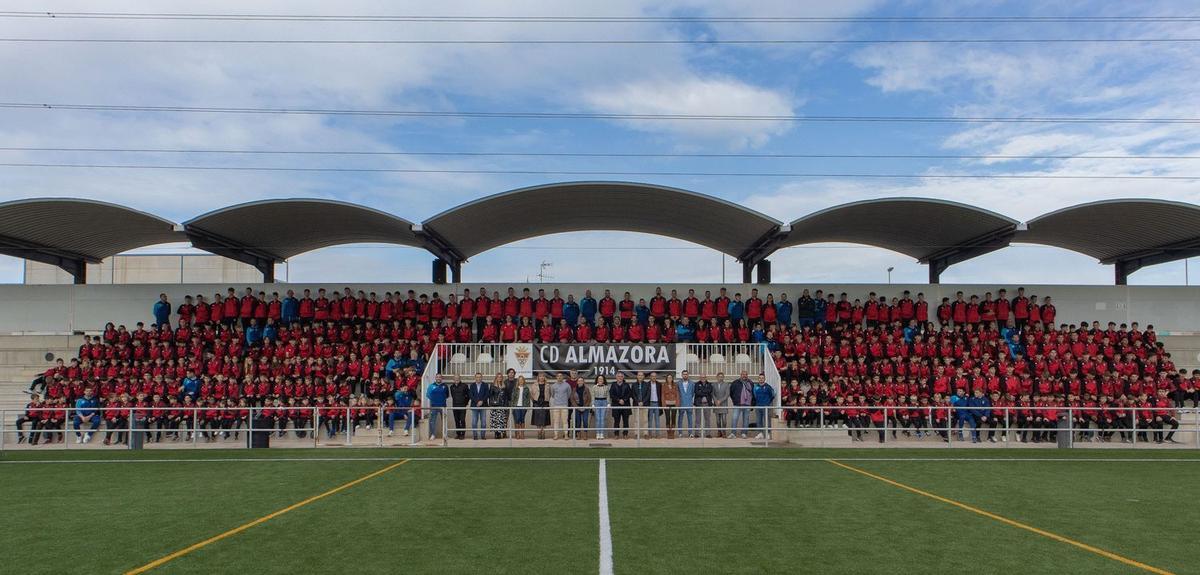 El campo municipal José Manuel Pesudo acogió la presentación del CD Almazora en la mañana del día de la Constitución.