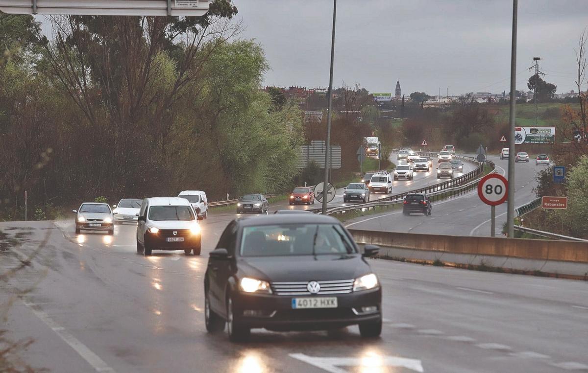 Un día de tráfico en la antigua carretera N-IV, que da acceso al Parque Tecnológico de Córdoba.Un día de tráfico en la antigua carretera N-IV, que da acceso al Parque Tecnológico de Córdoba.