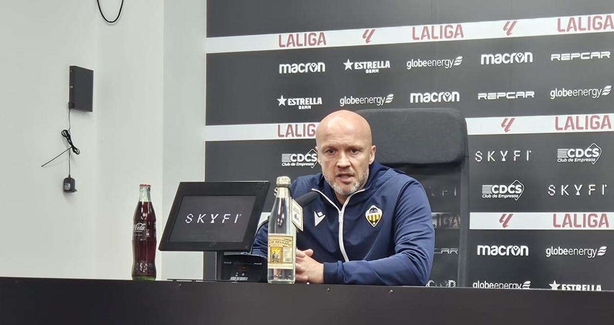 Dick Schreuder analiza el triunfo ante el Cartagena en rueda de prensa.