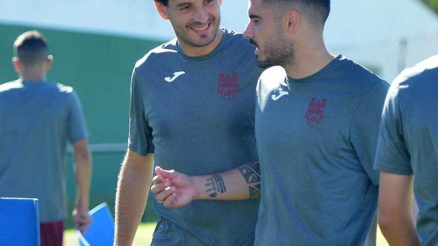 Arruabarrena (i) hablando con Álex Fernández tras un entrenamiento. // Gustavo Santos