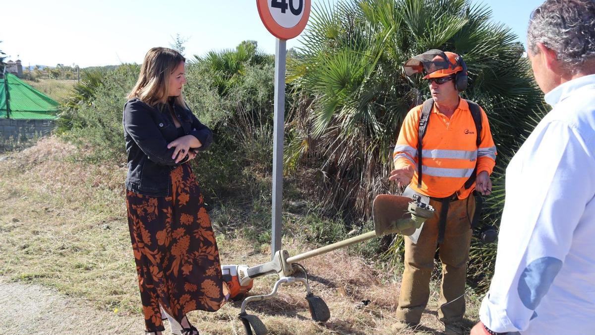 Los operarios desbrozan entre dos y medio y tres kilómetros lineales por día.